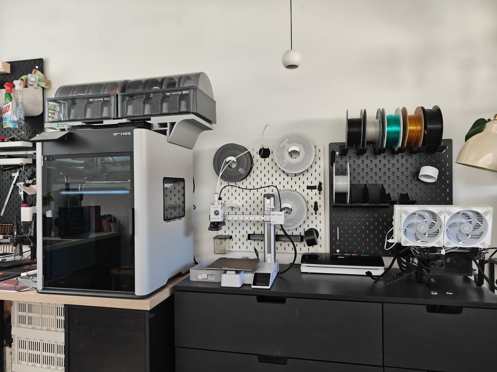 MAROIS Werkstatt in Solothurn – Bambu Lab H2S mit zwei AMS 2 Pro, A1 Mini, Filamentlager und Elektronik-Arbeitsplatz