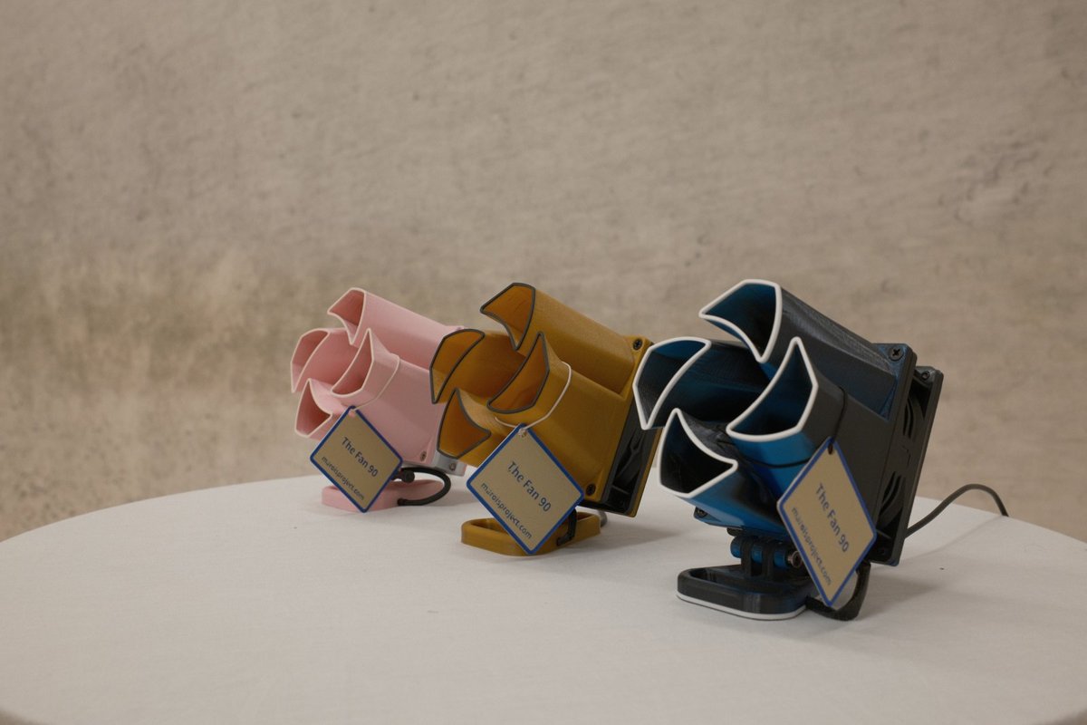 The Fan – Familie 3D-gedruckter Tischventilatoren in Pink, Gold, Blau und als Hai