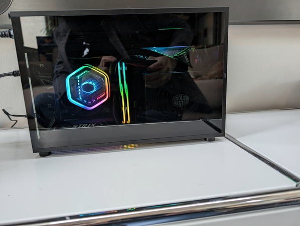 Glasseite: RGB-Logo und beleuchteter RAM