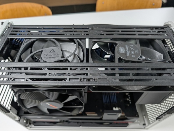 GPU-Lüfter durch den Rahmen von oben