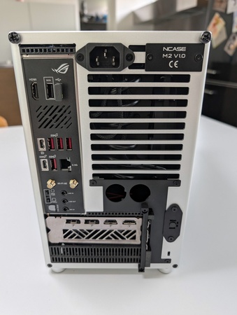 Rückseite mit ROG-I/O und NCASE-Schild