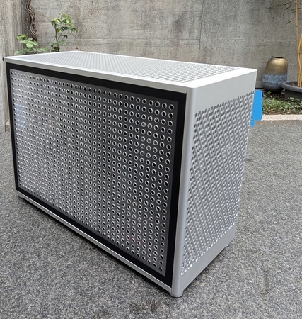 Mesh-Front, schräg im Freien