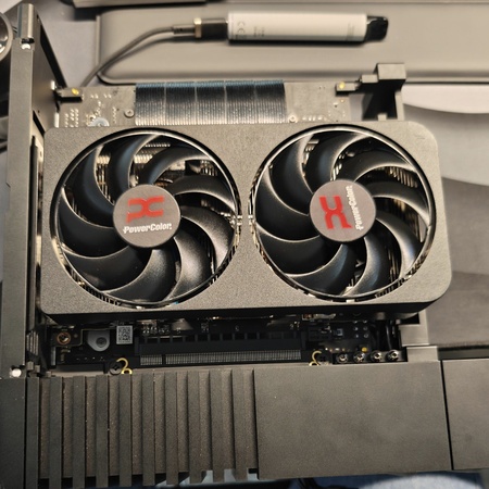RX 9060 XT beim Einbau