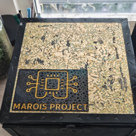 The packaging: wooden box with engraved top plate – upgraded