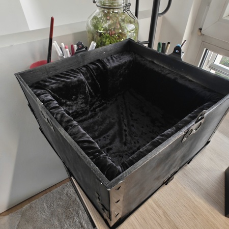 Packaging open – lined in black
