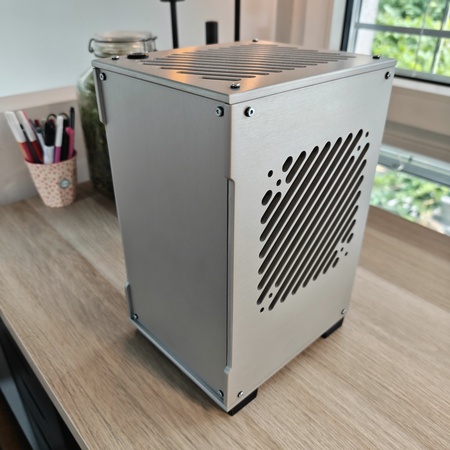 Gebürstetes Aluminium mit Schlitzfront