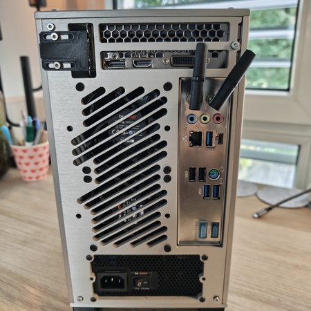 Rückseite mit I/O und Antennen