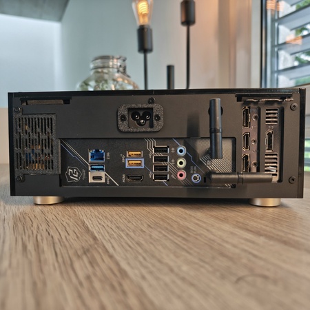 Rückseite mit I/O und Antenne