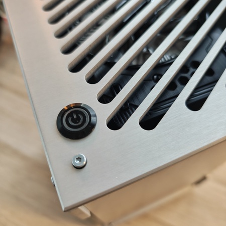 Detail: gelaserter Alu-Deckel mit Powerbutton