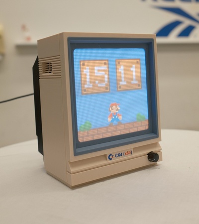 Retro-TV-Gehäuse mit Pixel-Art-Uhr