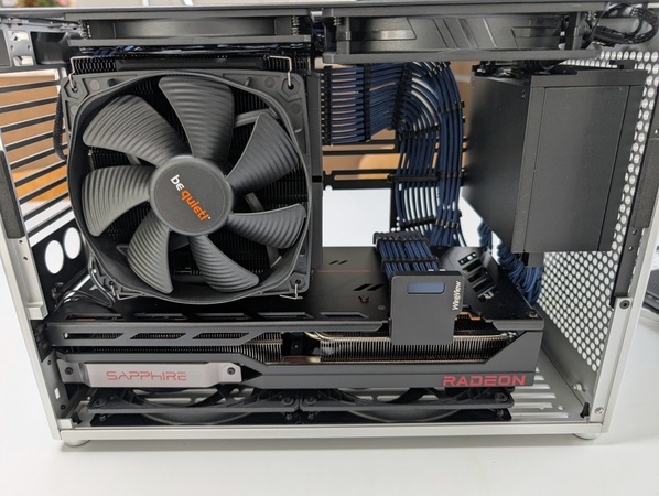 Interior: be quiet! cooler, Sapphire Radeon, blue-sleeved cables