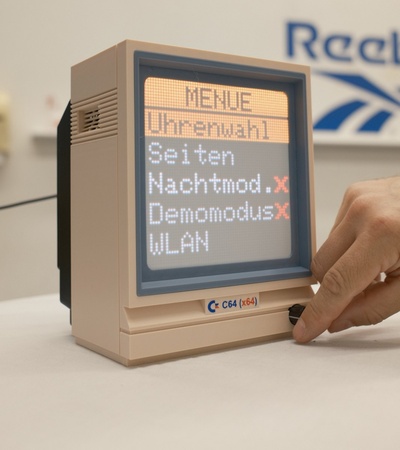 Menü am Drehknopf: Uhrenwahl, Nachtmodus, WLAN