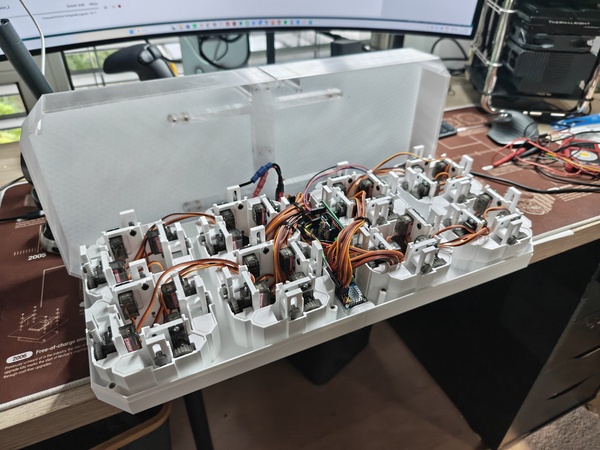 Offen: 28 Servos und die Verkabelung