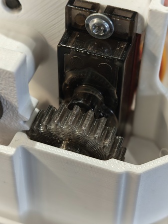 Detail: Zahnstange und Ritzel am Servo