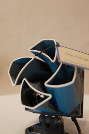 Blauer Rotor-Fan mit Etikett