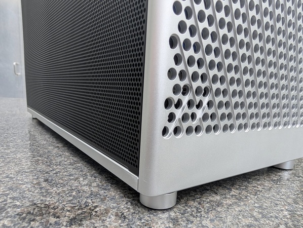 NCASE M2 Grater – Lochblech und Standfüsse
