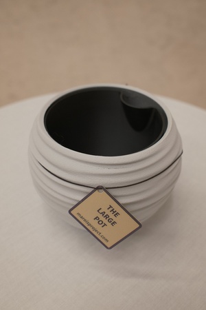 The Large Pot in Grau