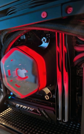 Rotes RGB auf der Pumpe, rot gesleevte Kabel, ROG Strix