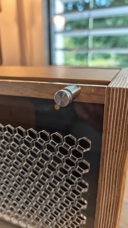 Detail: PETG-Wabenstruktur und Edelstahl-Abstandhalter