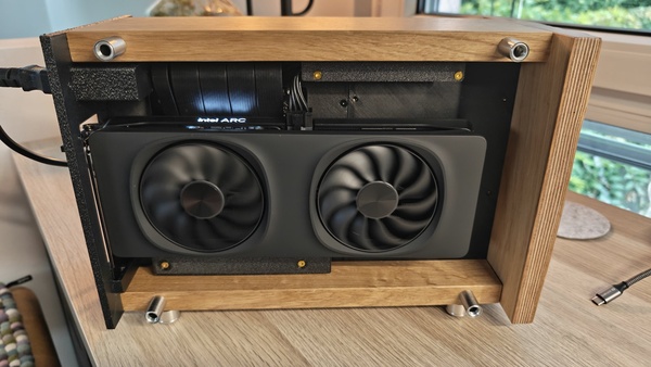 Rückseite: Intel Arc B580 und Seasonic SFX im Zebrano-Rahmen