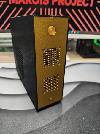 Micro mit goldener Front auf der Werkbank