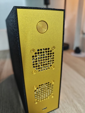 Frontpanel in Gold – Powerbutton und Lochgitter