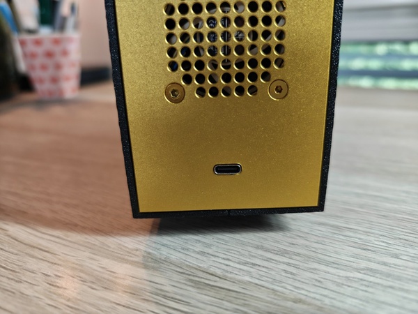 Detail: USB-C und Gitterstruktur