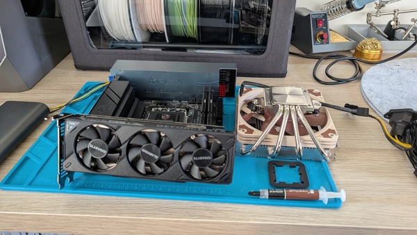 Alle Teile auf der Matte – GPU, Noctua, Druckteile