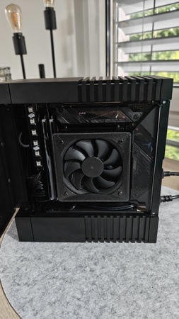 Innenseite: 70-mm-Lüfter auf dem 3D-gedruckten SSD-Tray