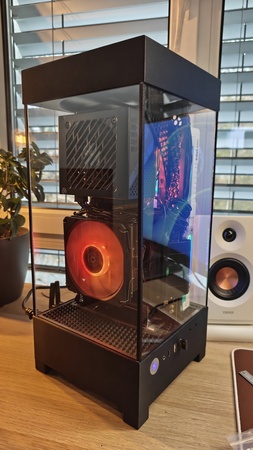 GLAS Tower in Betrieb – Acrylglas rundum, 200-mm-Lüfter