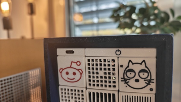 Kachel-Front in Schwarz – Reddit, Katze, Gitter