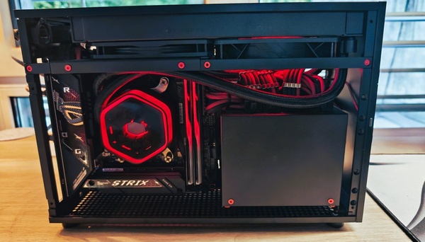 Black-red: sleeved cables, ROG Strix, AIO