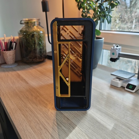 NFC Frame V2 – Navy mit gelben Wabenflächen, Seitenansicht