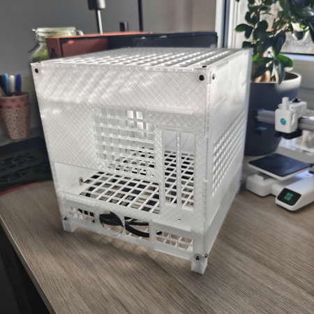 Weisser Prototyp mit Lochgitter – zweite Iteration