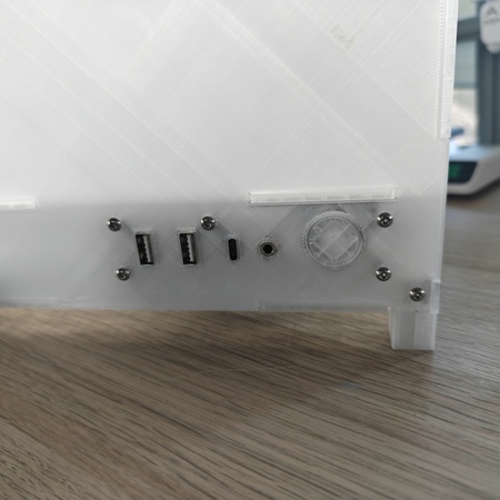 Detail: USB-Ports und Powerbutton am Prototyp