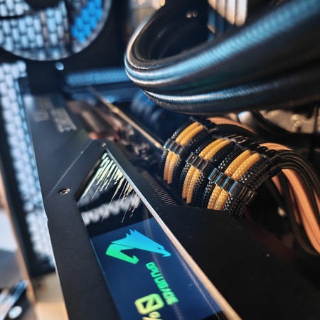 Gold gesleevte Kabel und Aorus-Display