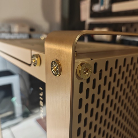 Der goldene Griff des InWin DUBILI