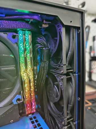 Kabelführung und RGB-RAM im V9 Captain