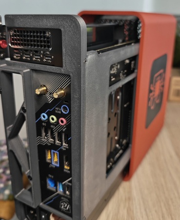 Rückseite mit I/O-Blende und Lüfter
