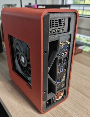 Rückseite frontal – I/O, Antennen, Netzteil